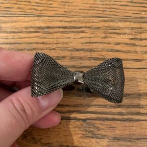 Vintage double bow ring in gunmetal mesh